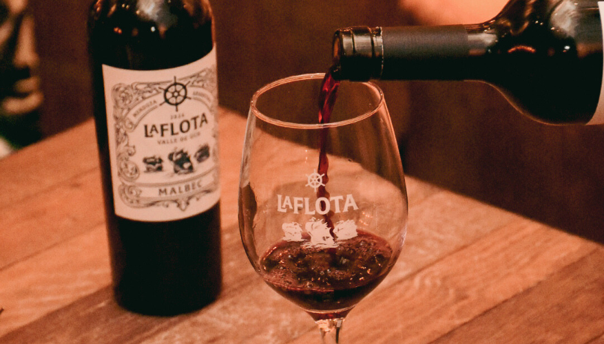 vino flota malbec sirviendo en copa